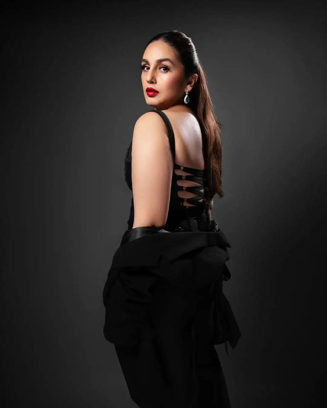 BOLLYWOOD ACTRESS HUMA QURESHI STILLS IN BLACK DRESS 4